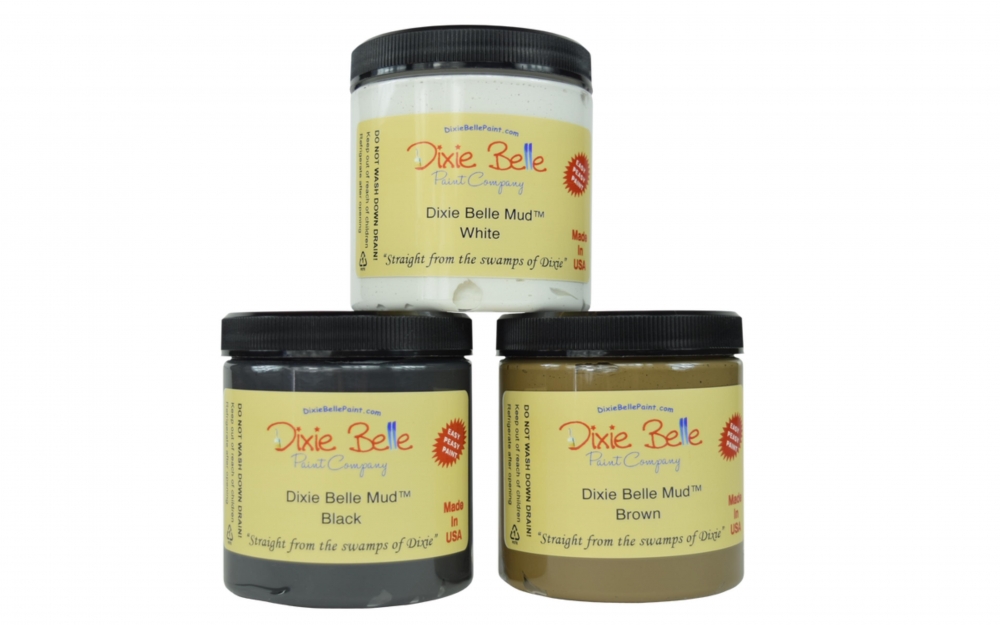 Dixie Belle Mud er sparkel fra Dixie Belle som har flere bruksområder utenom reparasjoner. Denne kan brukes til uthevet stensilering og andre teksturteknikker. 8 oz
