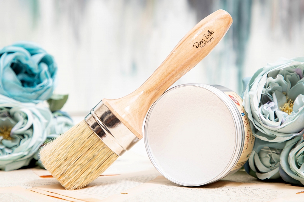 Dixie Belle Best Dang Brush er en 2-tommer i diameter pensel med blanding av naturlig og syntetiske fibre som er utmerket for maling, blanding og / eller voksing.