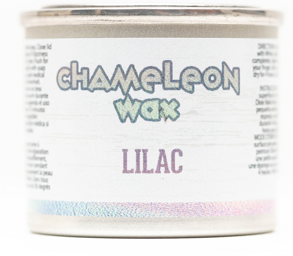 Chameleon Wax Lilac er en dekorativ voks i nydelig lilla nyanse med spennende egenskaper som er avhengig av fargen på underlaget som den blir påført. Meget diskret på lyse og mer framtredende på mørke underlag. 